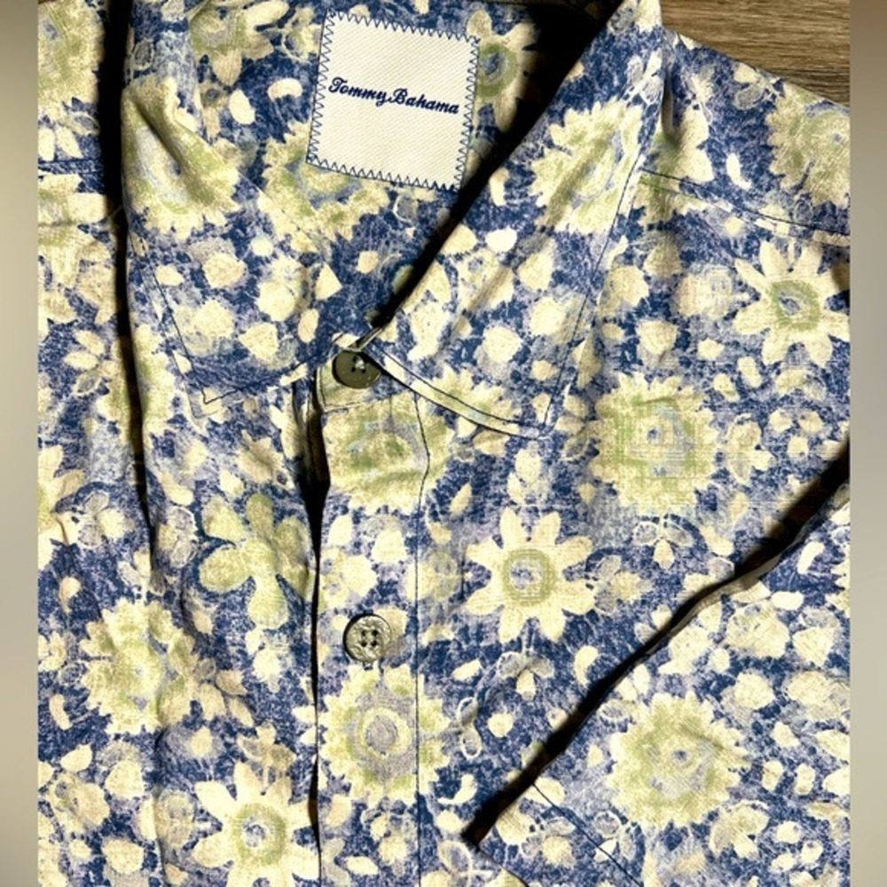 Tommy Bahama 100% Silk Men Button‎ Up Shirt- Large